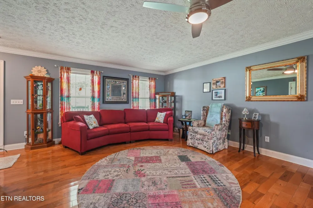 225 Hillsborough Lane Lenoir City, TN 37772