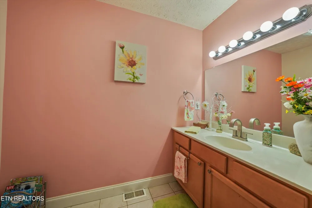 225 Hillsborough Lane Lenoir City, TN 37772