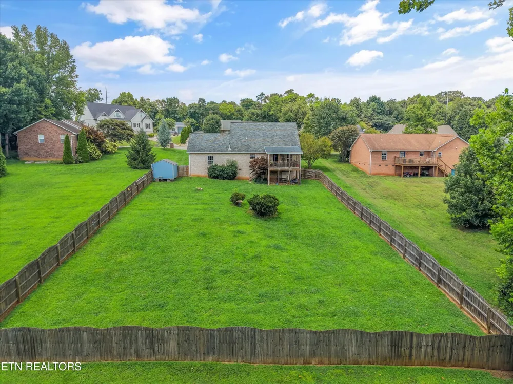 225 Hillsborough Lane Lenoir City, TN 37772