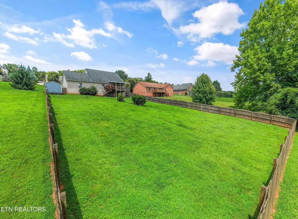 225 Hillsborough Lane Lenoir City, TN 37772