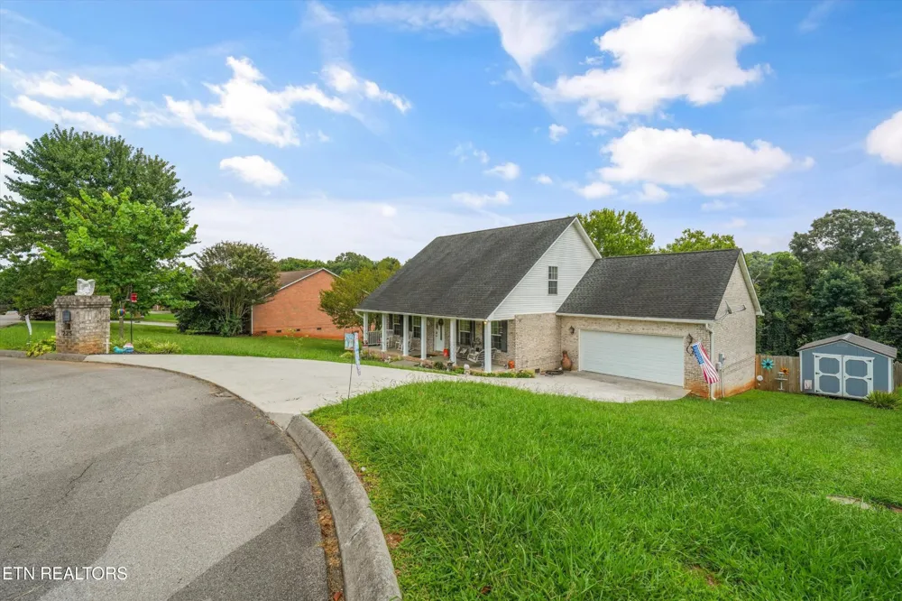 225 Hillsborough Lane Lenoir City, TN 37772