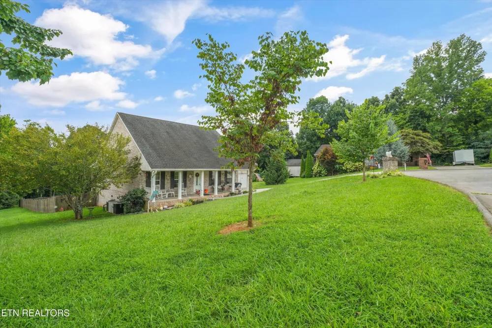 225 Hillsborough Lane Lenoir City, TN 37772