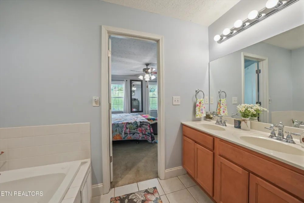 225 Hillsborough Lane Lenoir City, TN 37772