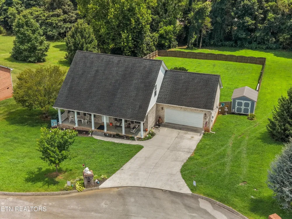 225 Hillsborough Lane Lenoir City, TN 37772