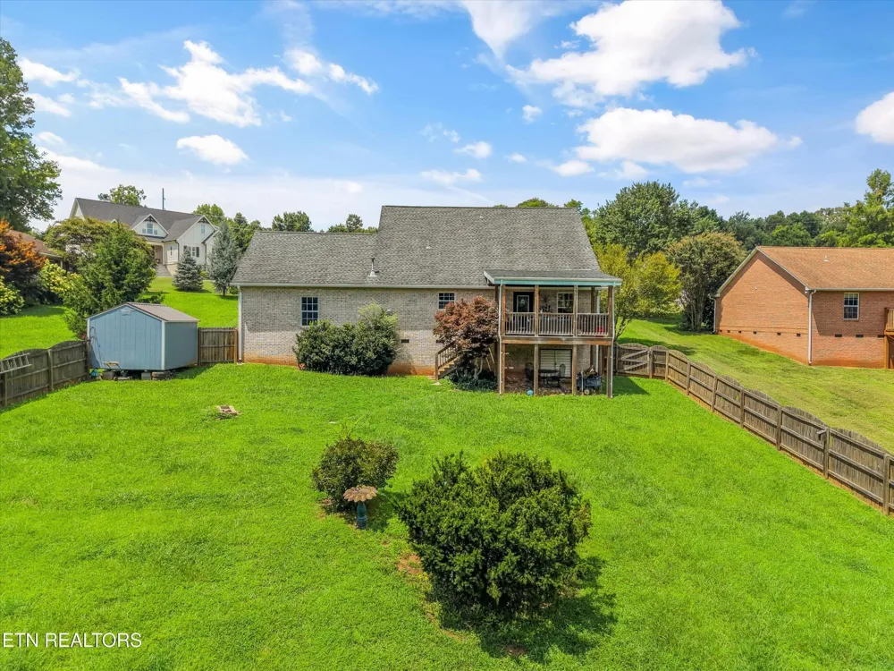 225 Hillsborough Lane Lenoir City, TN 37772
