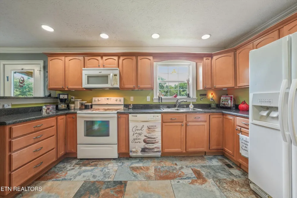 225 Hillsborough Lane Lenoir City, TN 37772