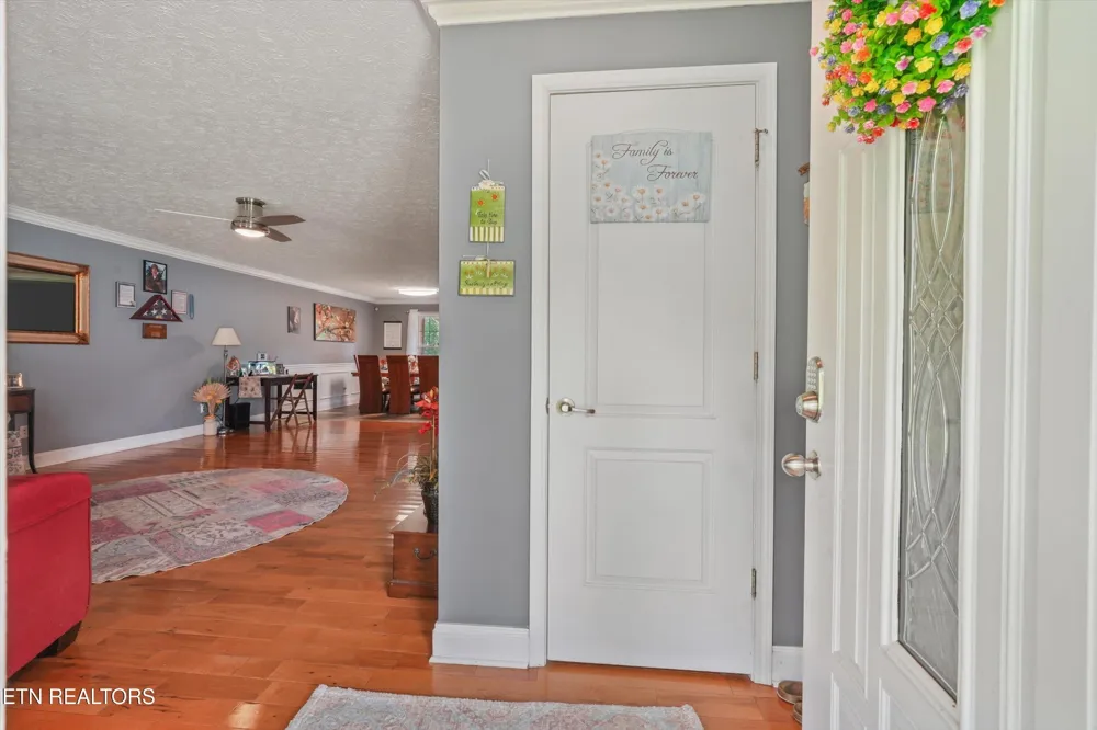 225 Hillsborough Lane Lenoir City, TN 37772