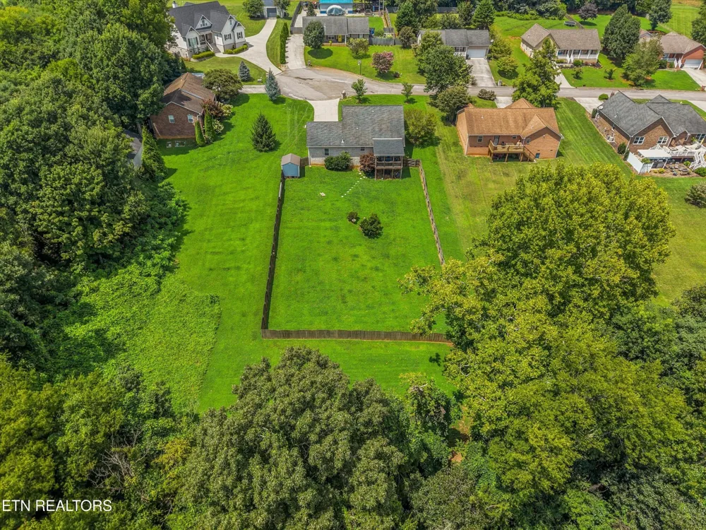 225 Hillsborough Lane Lenoir City, TN 37772