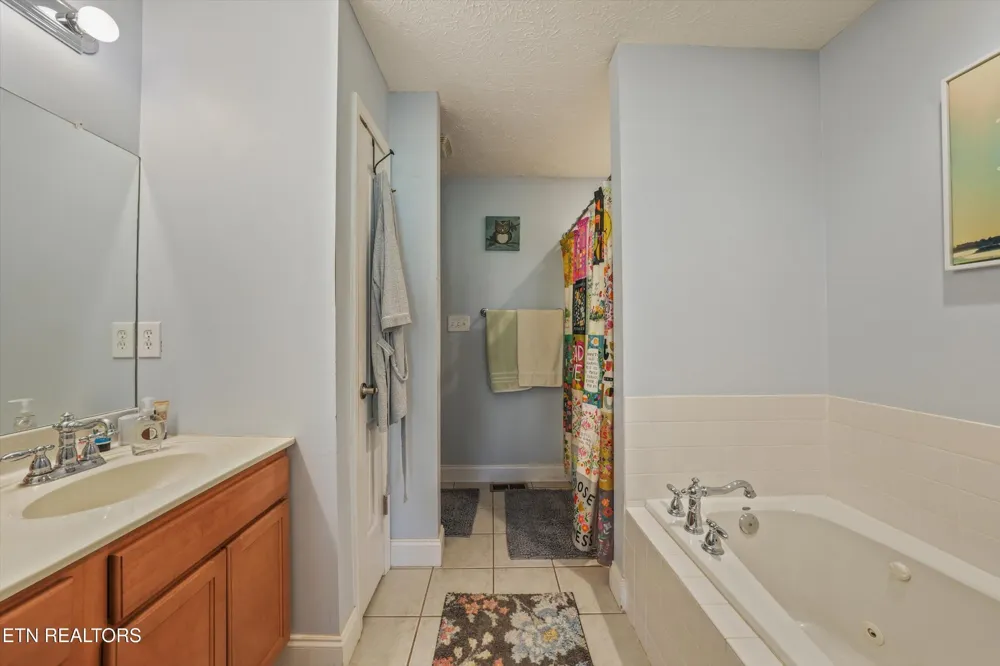 225 Hillsborough Lane Lenoir City, TN 37772