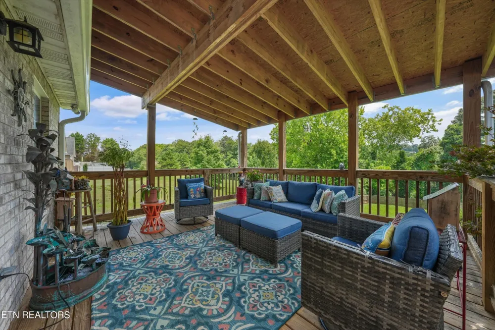 225 Hillsborough Lane Lenoir City, TN 37772
