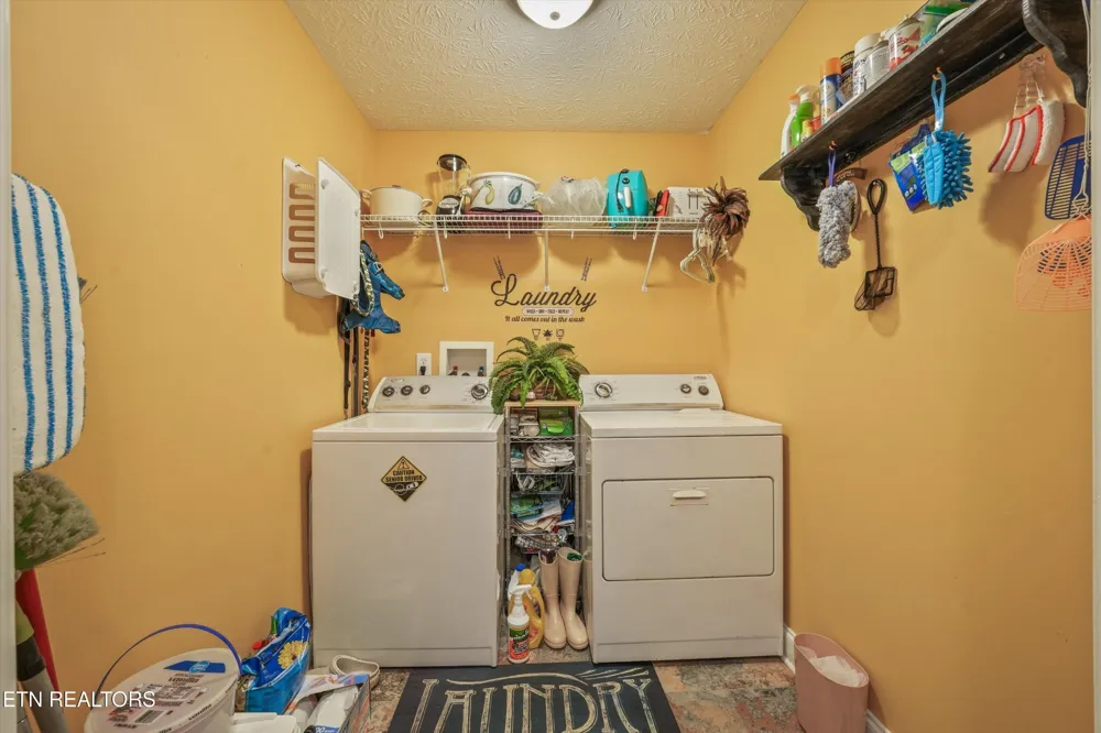 225 Hillsborough Lane Lenoir City, TN 37772