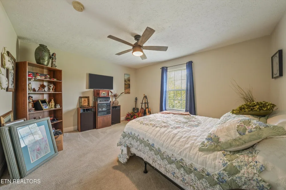 225 Hillsborough Lane Lenoir City, TN 37772