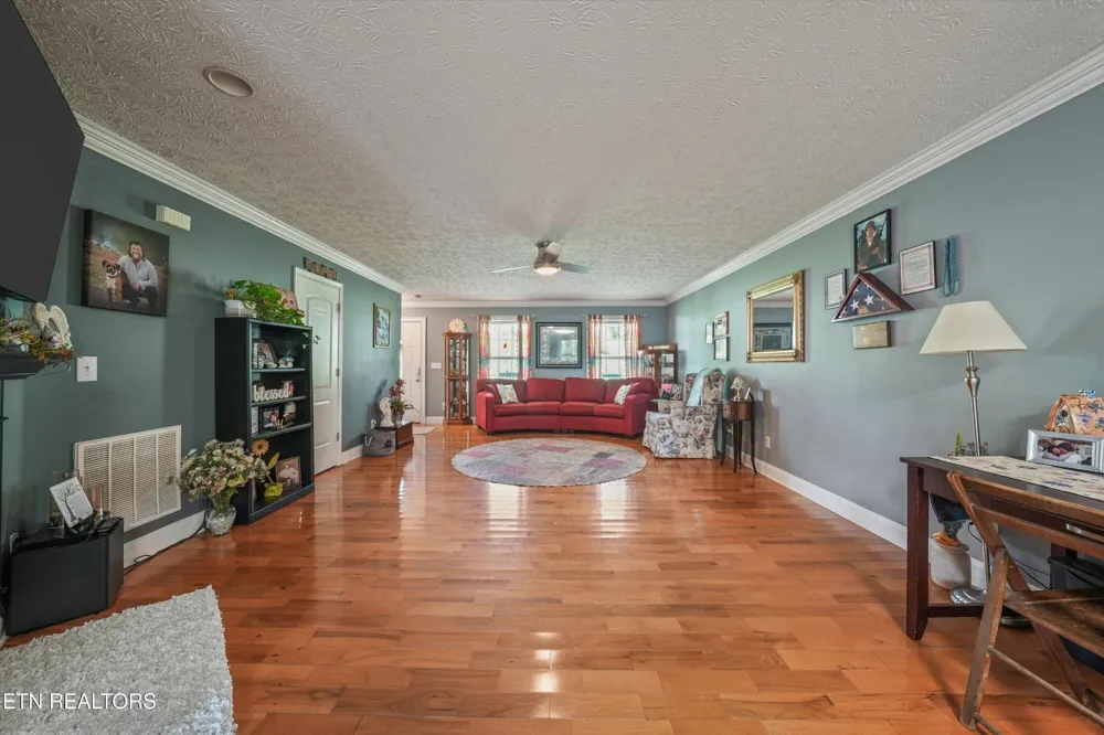 225 Hillsborough Lane Lenoir City, TN 37772