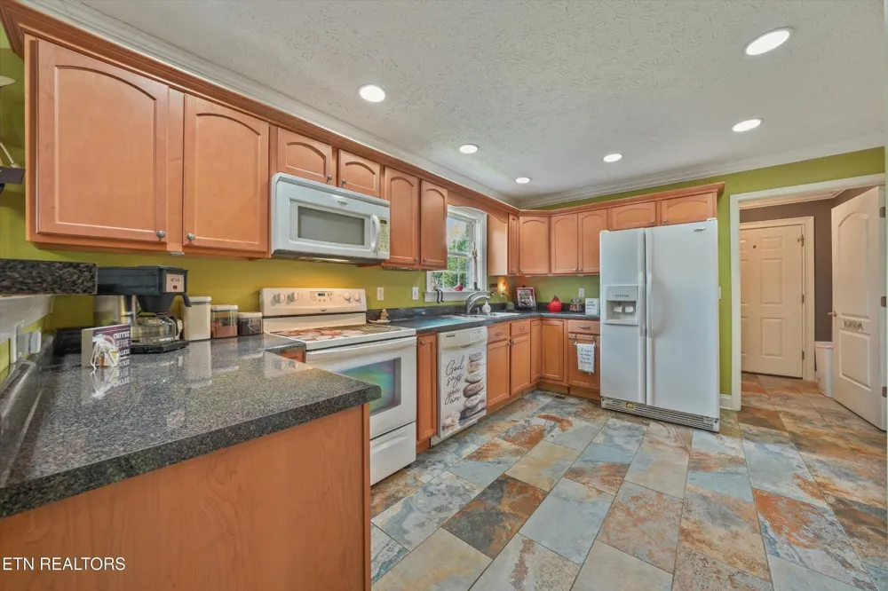 225 Hillsborough Lane Lenoir City, TN 37772