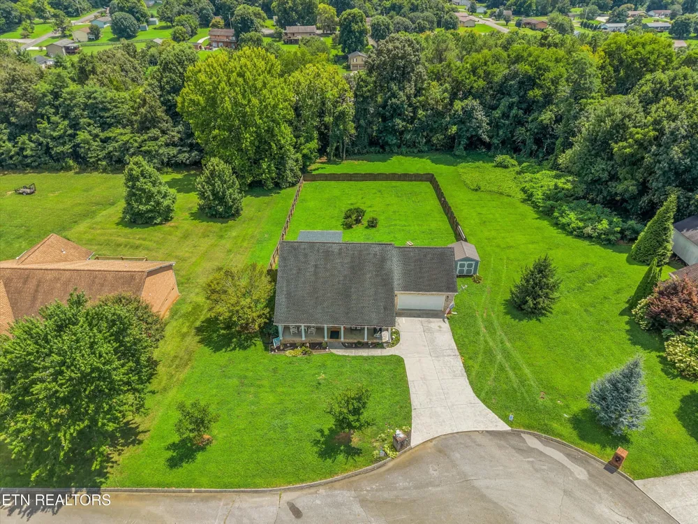 225 Hillsborough Lane Lenoir City, TN 37772