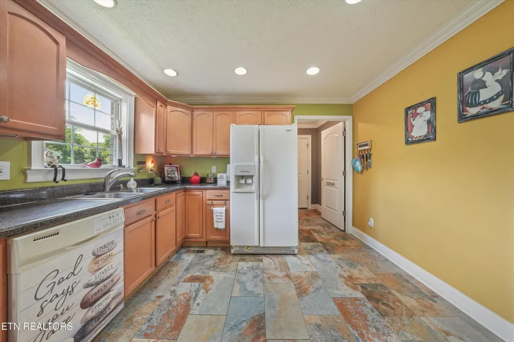 225 Hillsborough Lane Lenoir City, TN 37772