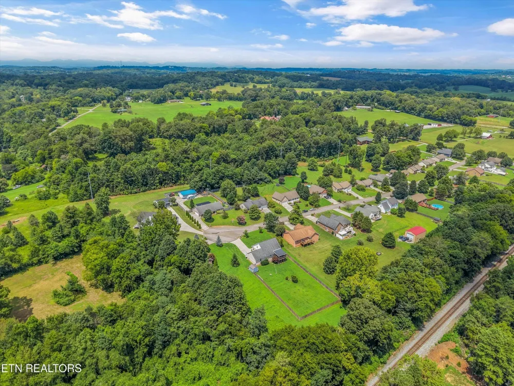 225 Hillsborough Lane Lenoir City, TN 37772