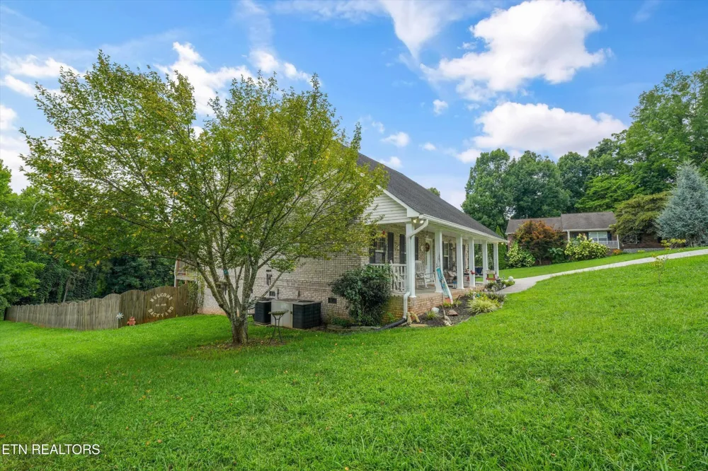 225 Hillsborough Lane Lenoir City, TN 37772