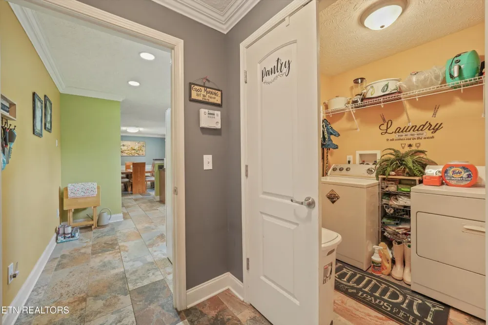 225 Hillsborough Lane Lenoir City, TN 37772