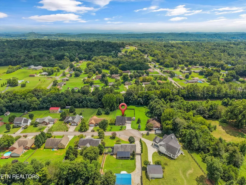 225 Hillsborough Lane Lenoir City, TN 37772