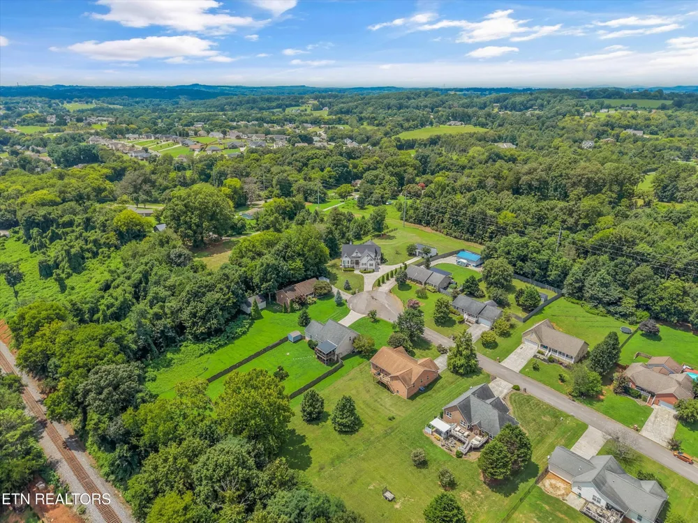 225 Hillsborough Lane Lenoir City, TN 37772