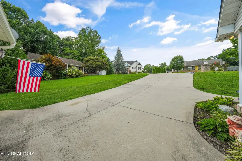225 Hillsborough Lane Lenoir City, TN 37772