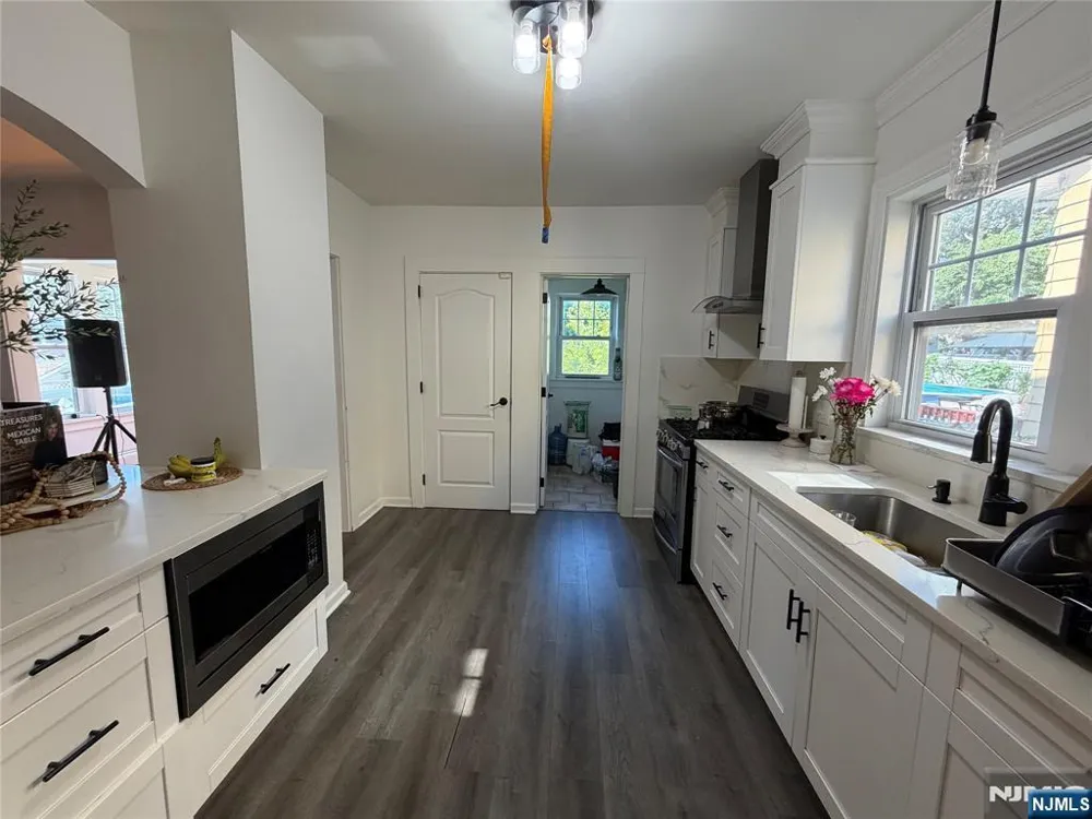 296 E 6th Clifton, NJ 07011