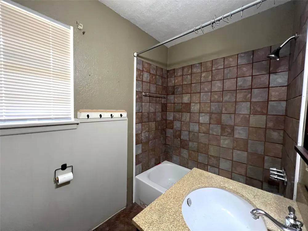 410 Rosalee Henrietta, TX 76365