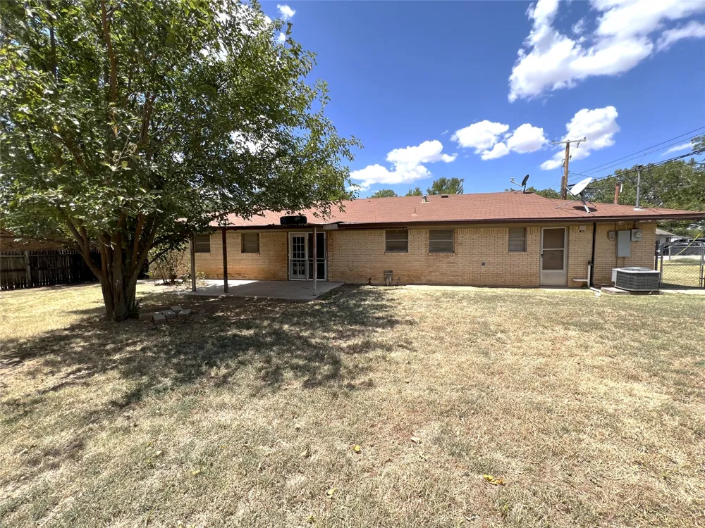 410 Rosalee Henrietta, TX 76365