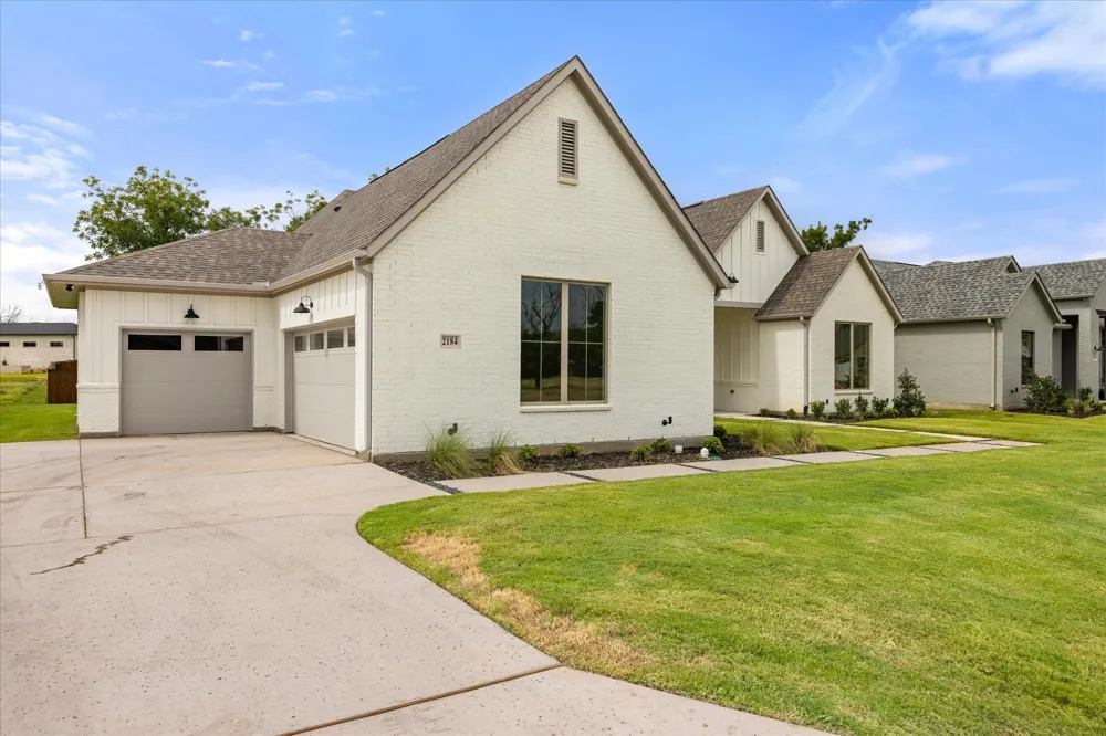2184 Middlewood Circle Granbury, TX 76049