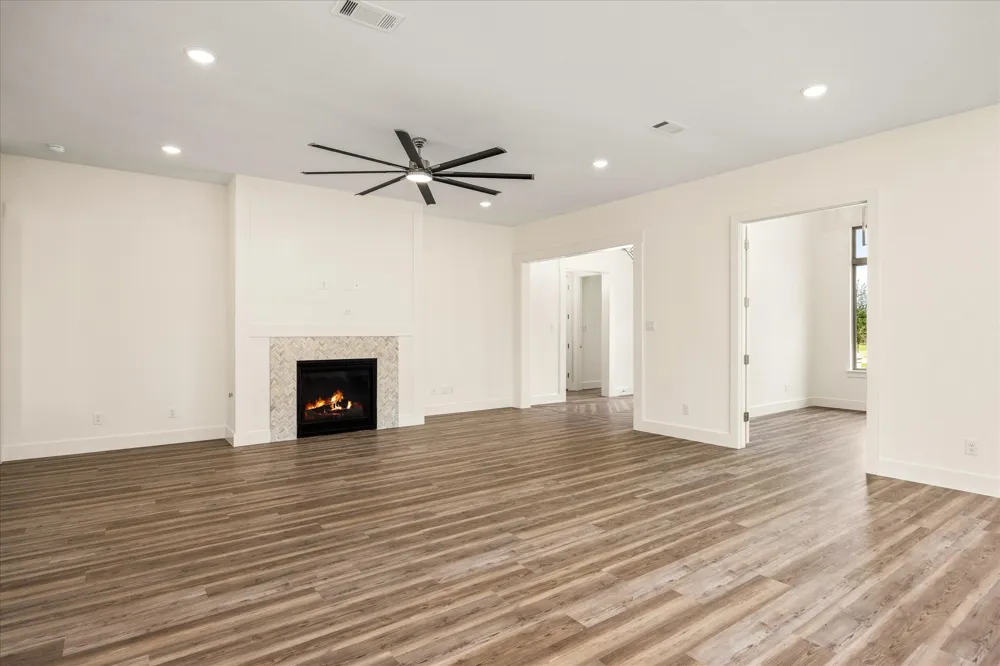 2184 Middlewood Circle Granbury, TX 76049