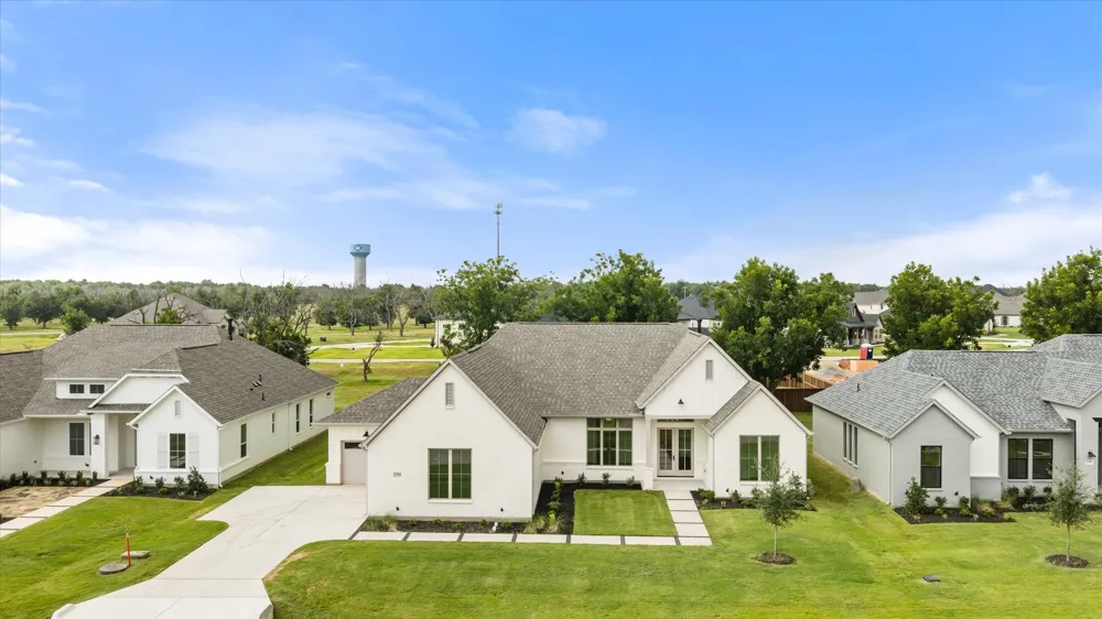 2184 Middlewood Circle Granbury, TX 76049