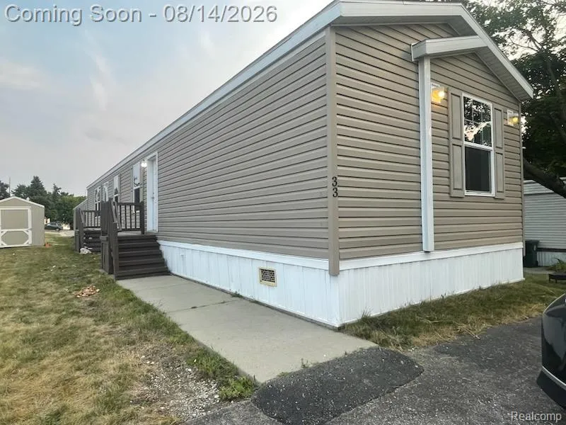 33 Hummingbird Drive Orion Charter Township, MI 48359