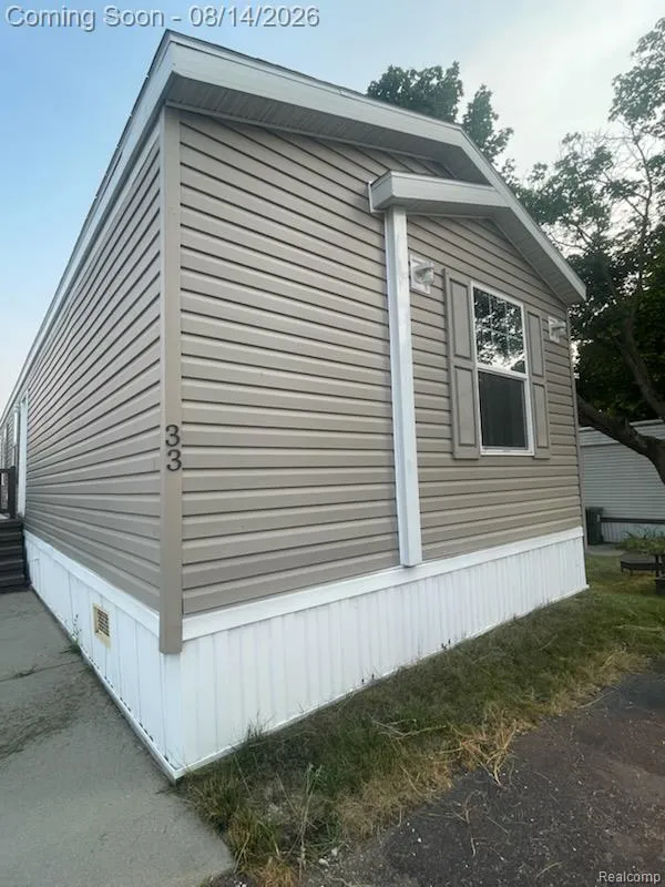 33 Hummingbird Drive Orion Charter Township, MI 48359