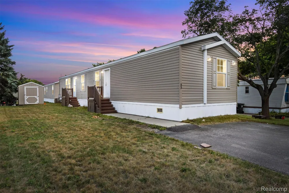 33 Hummingbird Drive Orion Charter Township, MI 48359