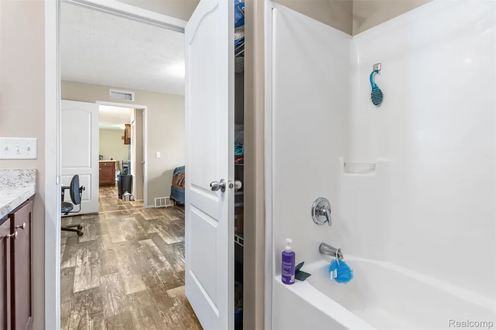 33 Hummingbird Drive Orion Charter Township, MI 48359