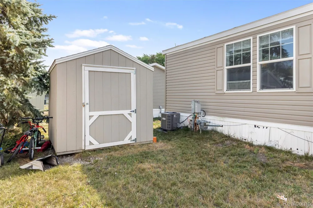 33 Hummingbird Drive Orion Charter Township, MI 48359