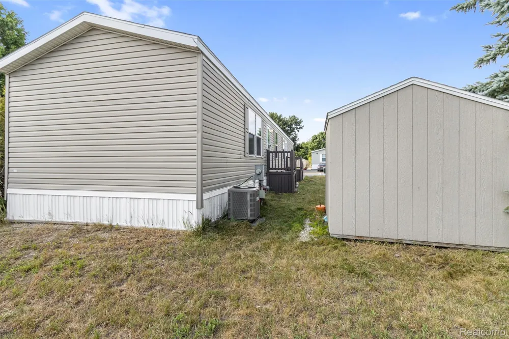 33 Hummingbird Drive Orion Charter Township, MI 48359