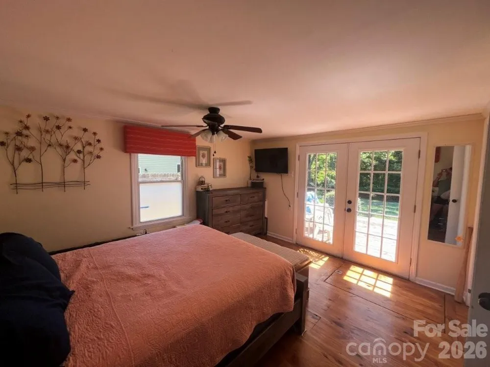 325 Ewbank Road Etowah, NC 28729