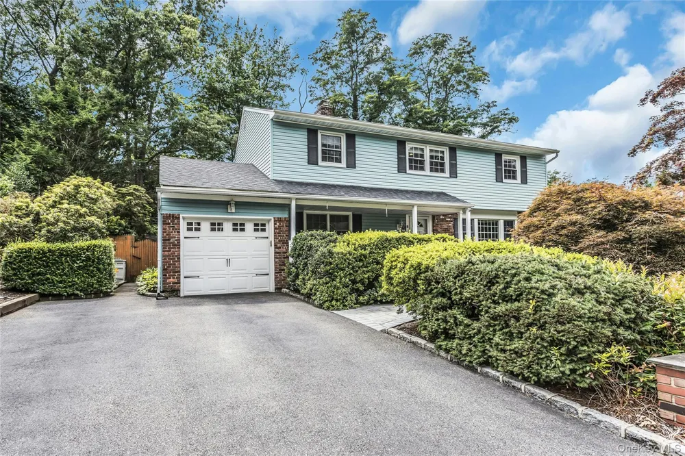 8 Lenmore Drive Old Bethpage, NY 11804