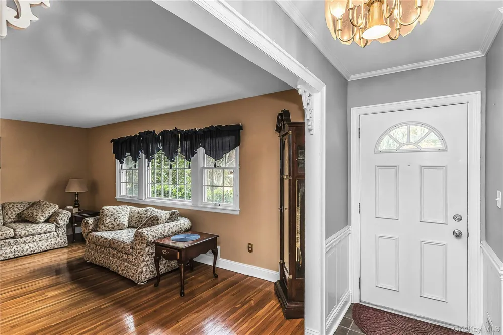 8 Lenmore Drive Old Bethpage, NY 11804