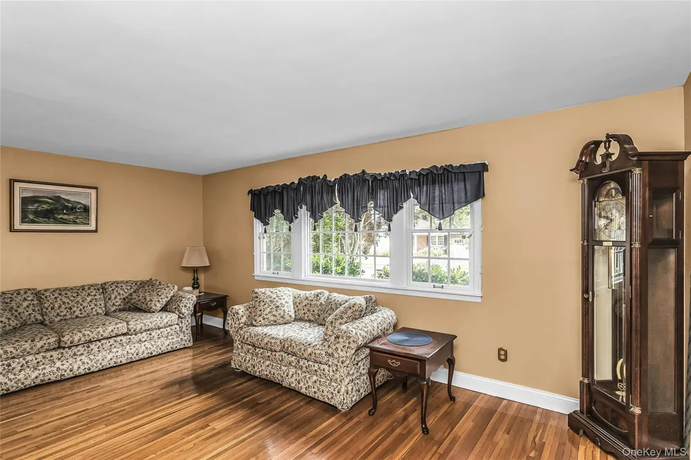 8 Lenmore Drive Old Bethpage, NY 11804