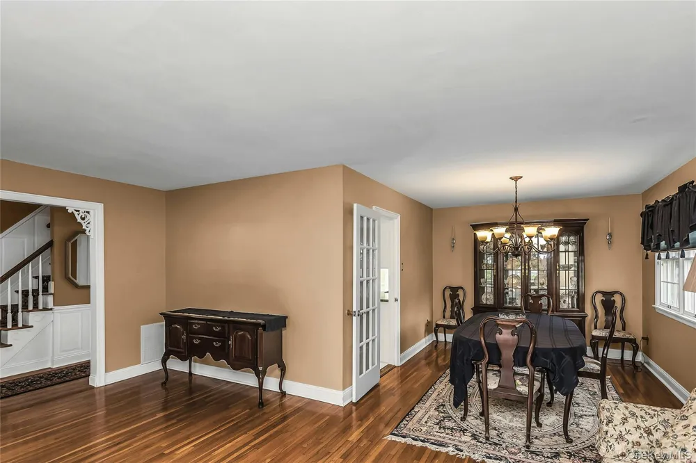 8 Lenmore Drive Old Bethpage, NY 11804