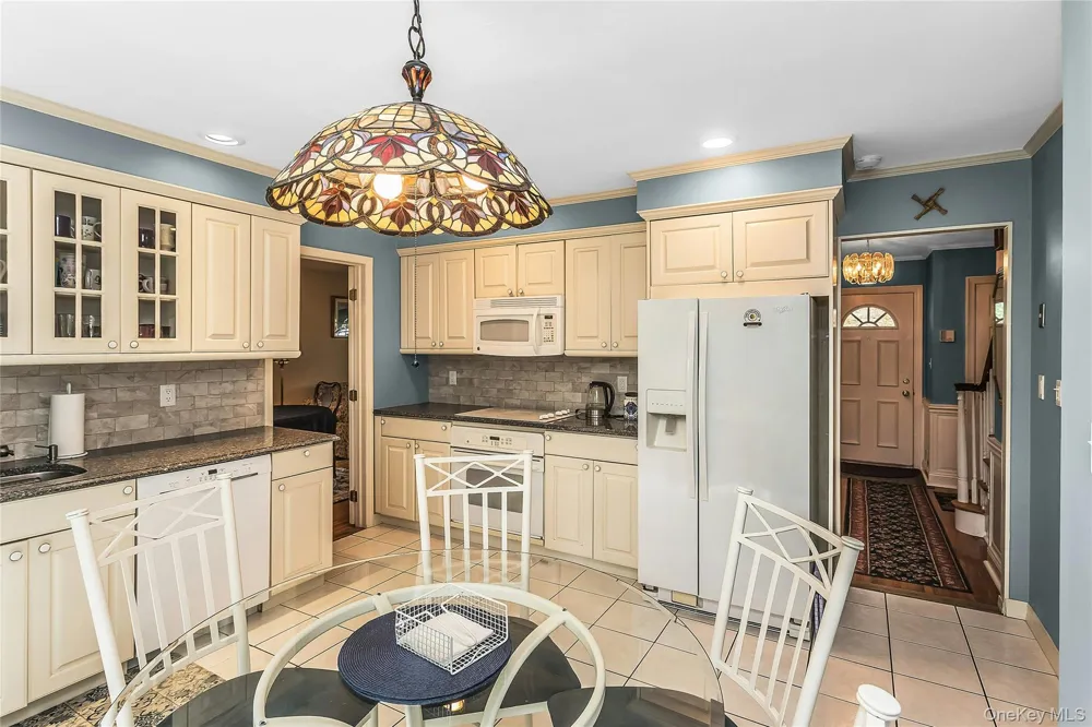 8 Lenmore Drive Old Bethpage, NY 11804