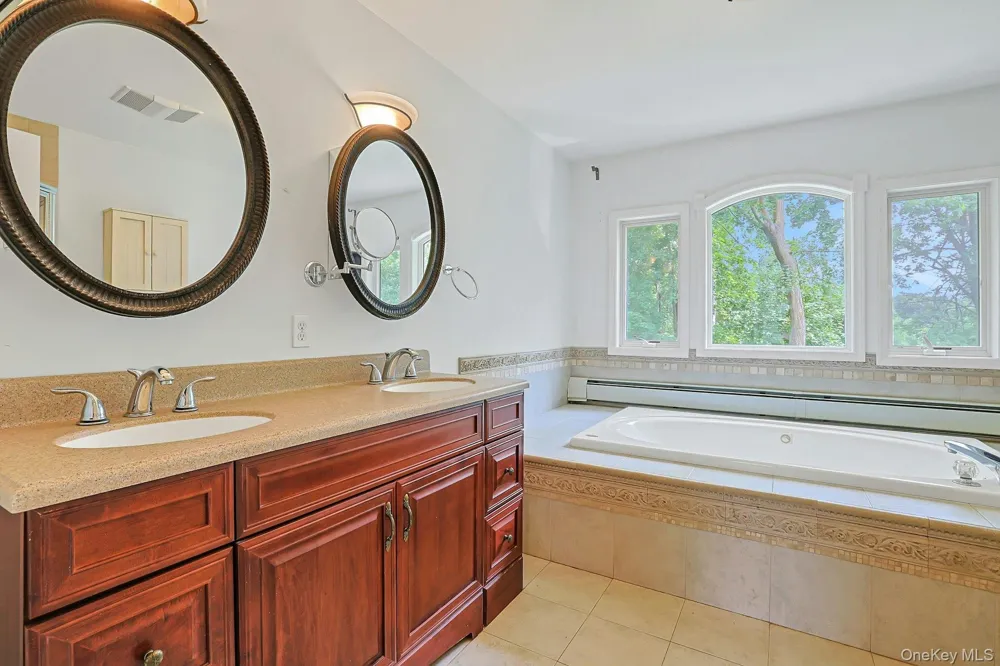 92 Scotland Hill Road Chestnut Ridge, NY 10977