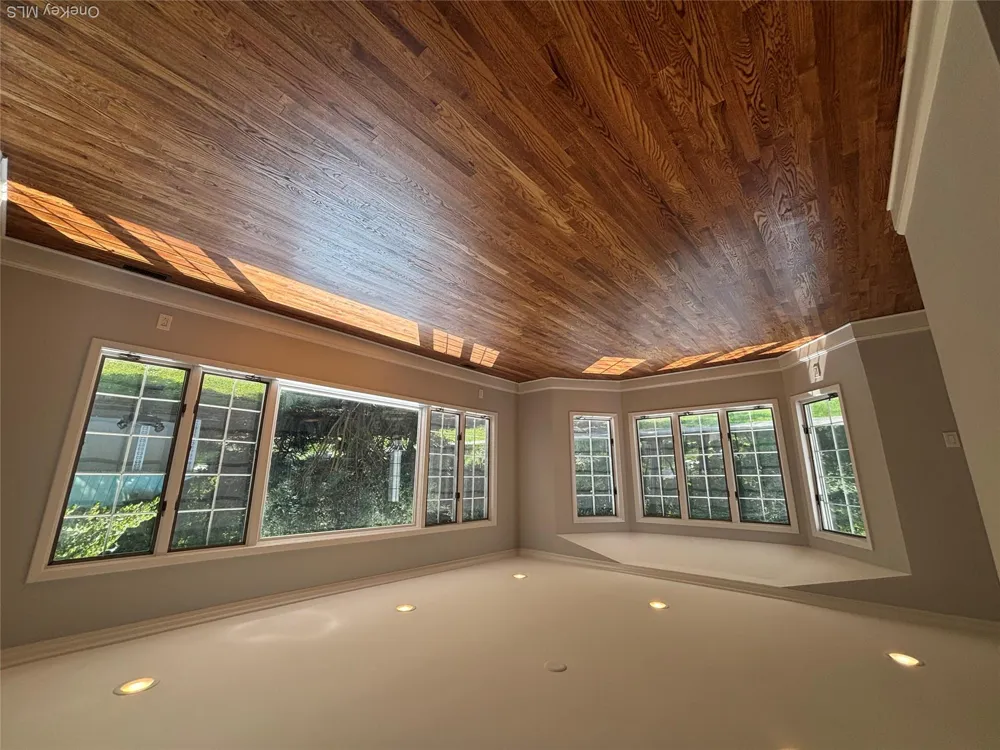 28 Wayaawi Avenue Bayville, NY 11709