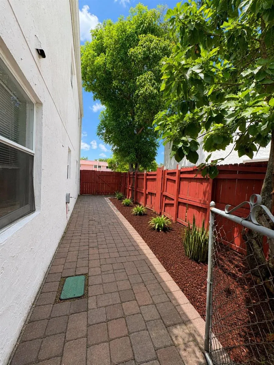 7920 SW 7TH PLACE North Lauderdale, FL 33068