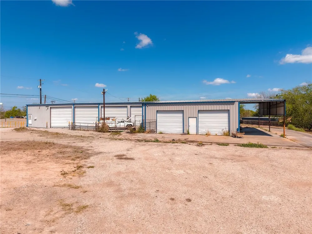 1994 Hwy 281 George West, TX 78022