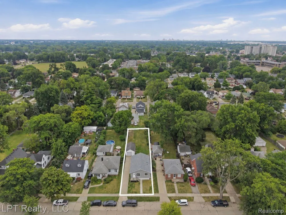 8396 Dale Street Center Line City, MI 48015