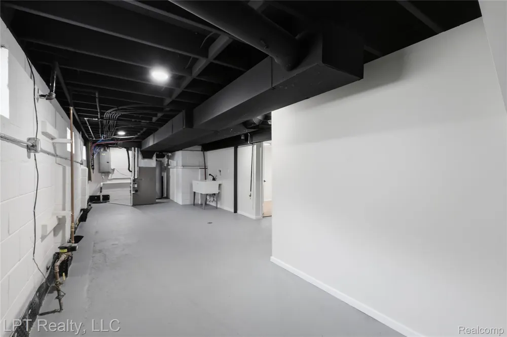 8396 Dale Street Center Line City, MI 48015
